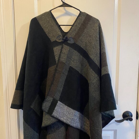 Steve Madden Color Blanket Poncho - Picture 2 of 9